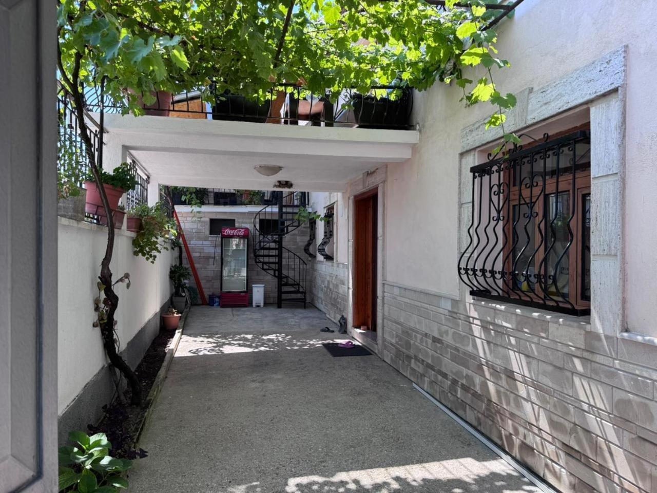 Guest House Ejona Gjirokastër Exterior foto